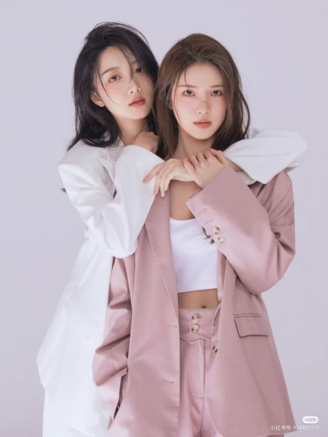 Self Foto, Sisters Photoshoot Poses, Bff Poses, Sister Poses, Friendship Photoshoot, Group Photography Poses, Sisters Photoshoot, Studio Poses, 사진 촬영 포즈