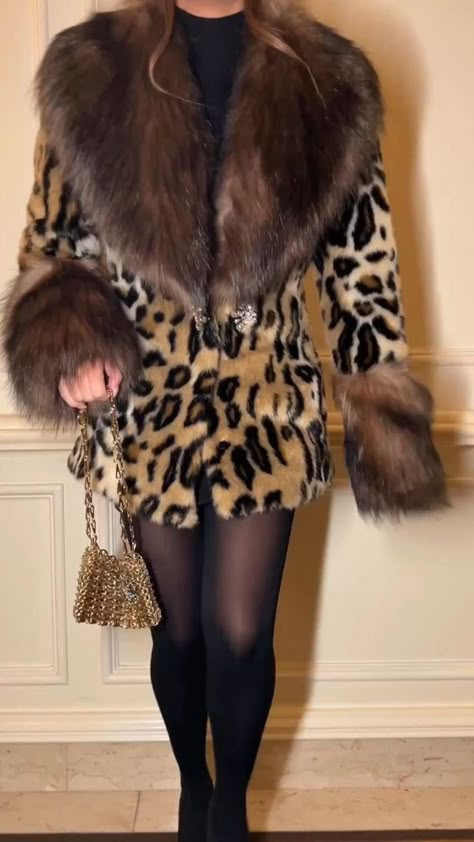 Leopard Outfit Ideas, Leopard Clothes, Sophie Suchan, Leopard Outfit, Sunday Clothes, Fashion Design Classes, Printed Denim Jeans, Leopard Print Outfits, Cosy Outfit