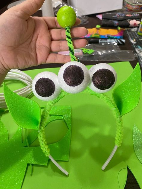 Halloween Costumes Alien From Toy Story, Toy Story Diy Halloween Costumes, Alien Day At School, Tou Story Aliens Costume, Alien Halloween Costumes Diy, Tot Story Alien Costume, Alien Cute Costume, How To Make Alien Headband, Alien Costume Kids Diy