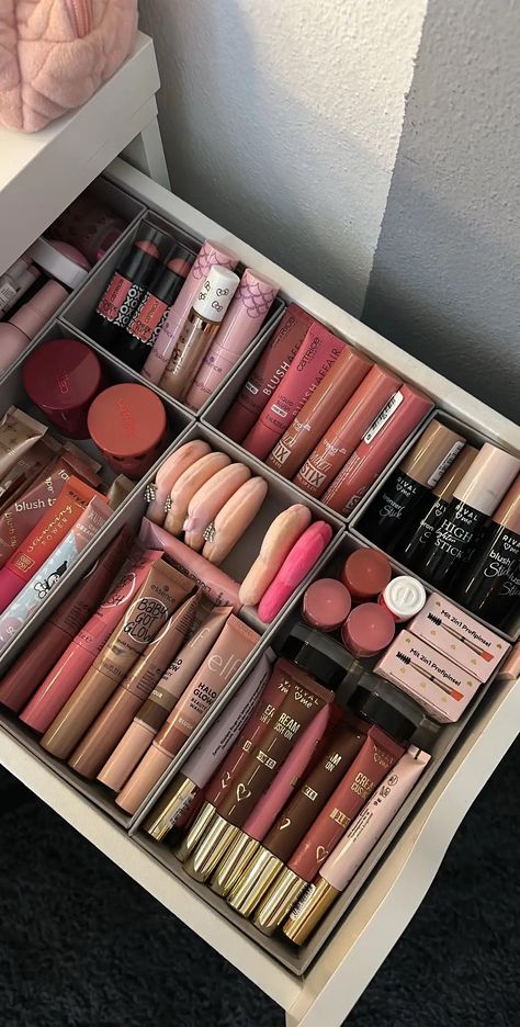 Eye Makeup Guide, Rangement Makeup, Monolid Makeup, Makeup Bag Essentials, Makeup Drawer, Glow Skin, Makeup Guide, Vanity Organization, Makeup Obsession