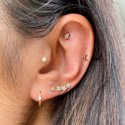 Tragus Piercing Combinations, Star Flat Piercing, Flat Back Piercing, Flat Piercing Ideas, New Ear Piercing, Second Ear Piercing, Flat Piercing, Curated Ear, Piercing Inspo