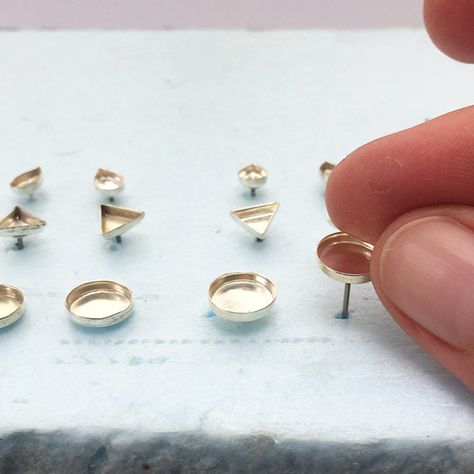 Diy Resin Stud Earrings, Kids Jewelry Diy, Jewellery Resin, Diy Resin Earrings, Studs Diy, How To Make Resin, Epoxy Resin Diy, Resin Crafts Tutorial, Earrings Tutorial