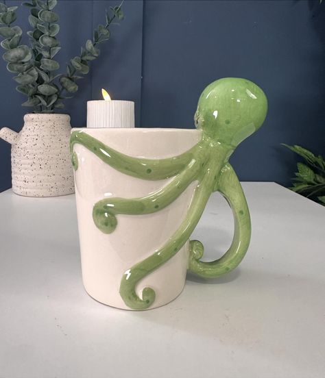 Hand painted octopus mug! 🐙 Better the mug, better the tea https://cosycasahome.etsy.com Ceramic Animal Mug, Octopus Ceramics, Painted Octopus, Ceramic Octopus, Octopus Mug, Animal Mugs, Ceramics Ideas, Pottery Classes, Ceramic Animals