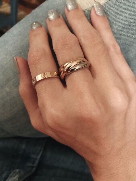 Cartier Wedding Rings, Bracelet Cartier, Cartier Love Ring, Gold Jewelry Stores, Cartier Jewelry, Classy Jewelry, Jewelry Lookbook, 가을 패션, Girly Jewelry