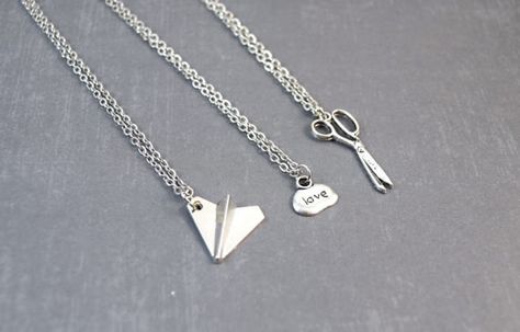 These rock-paper-scissor necklaces for the trio that can never decide on what to do. | 26 Pieces Of Jewelry You'll Want To Share With Your Best Friend Scissor Necklace, Desain Pantry, Bff Jewelry, Kay Jewelry, Rock Paper Scissors, Bff Necklaces, Friend Jewelry, Best Friend Jewelry, Best Friend Necklaces