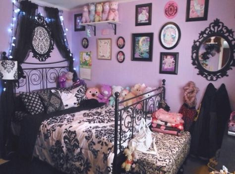 Emo tumblr bedroom Goth Room Ideas, Emo Bedroom, Pastel Goth Room, Bedroom Pastel, Goth Diy, Goth Room, Zimmer Diy, Goth Bedroom, Gothic Room