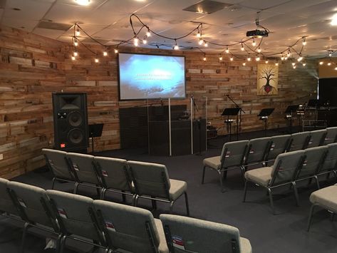 Small Youth Room Ideas, Youth Group Room Ideas, Youth Room Decor, Pastor Office, Youth Room Church, Youth Ministry Room, Youth Group Rooms, Worship Design, Sanctuary Decor