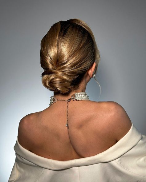 A timeless French twist updo, showcasing smooth, glossy hair styled elegantly at the back. The classic style is paired with a pearl choker necklace, exuding sophistication and grace, ideal for high-end events. Hairstyle Ideas For Short Hair, Sleek Short Hair, Voluminous Ponytail, Women Pixie Cut, French Twist Updo, Twist Updo, New Year Hairstyle, Chrome Nails Designs, Ideas For Short Hair