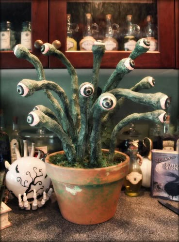 Other - Let's Make an Eyeball Plant, or Flowers (crafting) | Page 4 | Halloween Forum Eyeball Plant, Halloween Plants, Pinata Diy, Halloween School Treats, Halloween Forum, Mascaras Halloween, Casual Halloween, Halloween Garden, Cheap Halloween