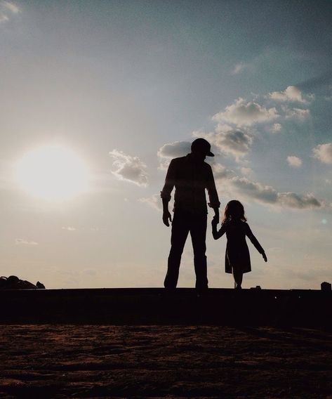 Father Daughter Photos, Dad Aesthetic, Father And Girl, Father Daughter Photography, Father And Daughter Love, Father And Daughter, Birthday Message, Single Dads, Dad Daughter