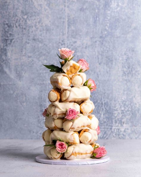 undefined White Chocolate Icing, Cannoli Cake, Cake Tower, Chocolate Custard, Dessert Presentation, Easter Monday, Holiday Dates, White Frosting, Vanilla Custard