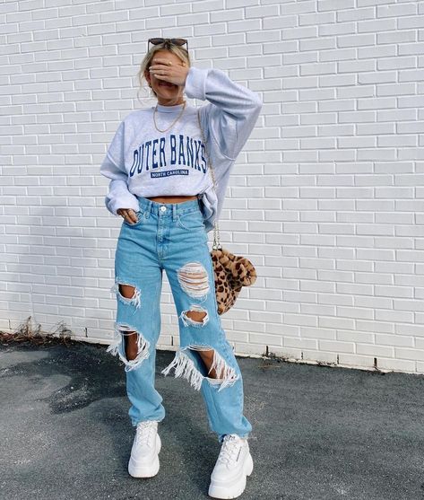 natalie zacek on Instagram: “styling my crew necks everyday so I can be ~cozy~ @shop.olivelynn 🤍” Jeans And Crewneck Outfit, Party Outfit Plus Size, Mom Jeans Fashion, Mom Jeans Outfit Winter, Mom Jeans Outfit Summer, Mom Jeans Outfit, Look Plus Size, Outfit Jeans, Jeans Mom