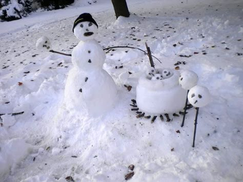 These 30 Crazy Snowman Ideas Would Make Calvin And Hobbes Proud Calvin And Hobbes Snowmen, Funny Snowmen, Snowmen Ideas, Snow Humor, Wanna Build A Snowman, Snowman Ideas, Funny Snowman, Snow Men, Snow Sculptures