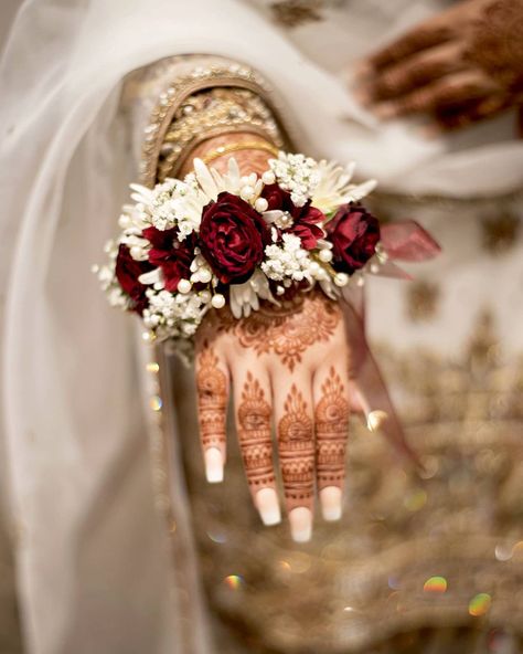 Safiya Amodi on Instagram: “Details 😍 Using @amodihenna cones 📸 @dupattadiaries 🌸 @flowerart_by_sidra” Floral Crown Bride, Flower Jewellery For Mehndi, Wedding Flower Jewelry, Pretty Henna Designs, Indian Wedding Photography Poses, Bridal Dresses Pakistan, Fancy Jewellery Designs, Hand Flowers, Indian Bridal Dress