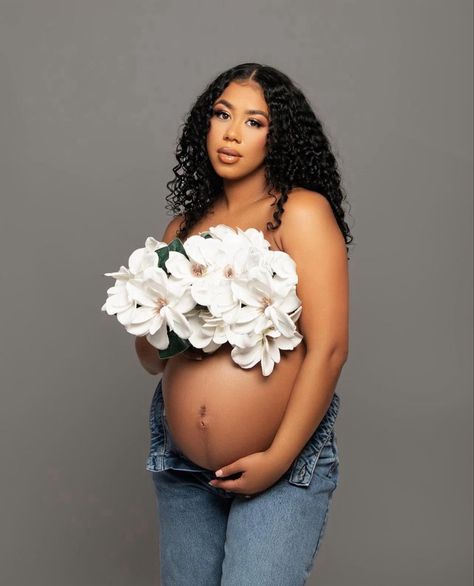 Maternity Shoot Hairstyles Medium, Maternity Photo Shoot Makeup, Maternity Shoot Hairstyles, Maternity Shoot With Kids, Photo Shoot Makeup, Shoot Makeup, African American Hair, Beautiful Photoshoot Ideas, Maternity Photo Shoot