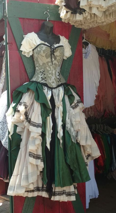 Green and white costume! Ren Faire Outfits, Ren Faire Costume, Fair Outfits, Fest Outfits, Festival Costumes, Fantasy Gowns, Medieval Clothing, Medieval Dress, Old Clothes