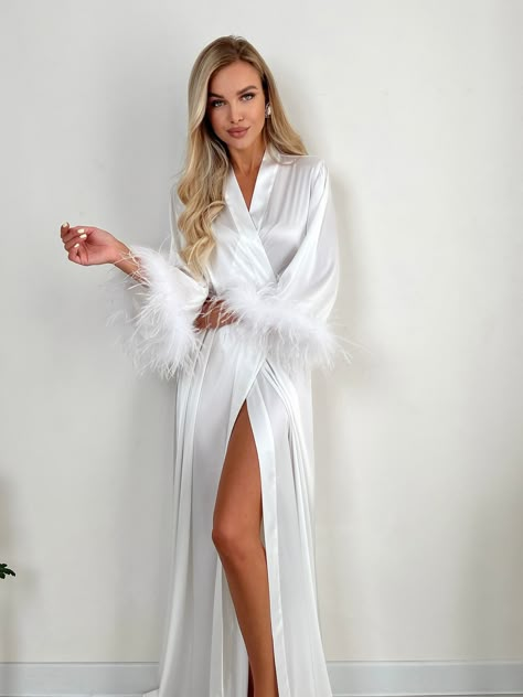 White bridal robe / Feather robe long / Robe with feathers / White feather robe / Boudoir robe / Bridesmaid gift by FeerieLingerie on Etsy Bridal Shower Robes, Robe For Bride, White Bridal Robe, Long Bridal Robe, Silk Robe Long, Silky Robe, Wedding Dress Hanger, Wedding Kimono, Dress Hanger