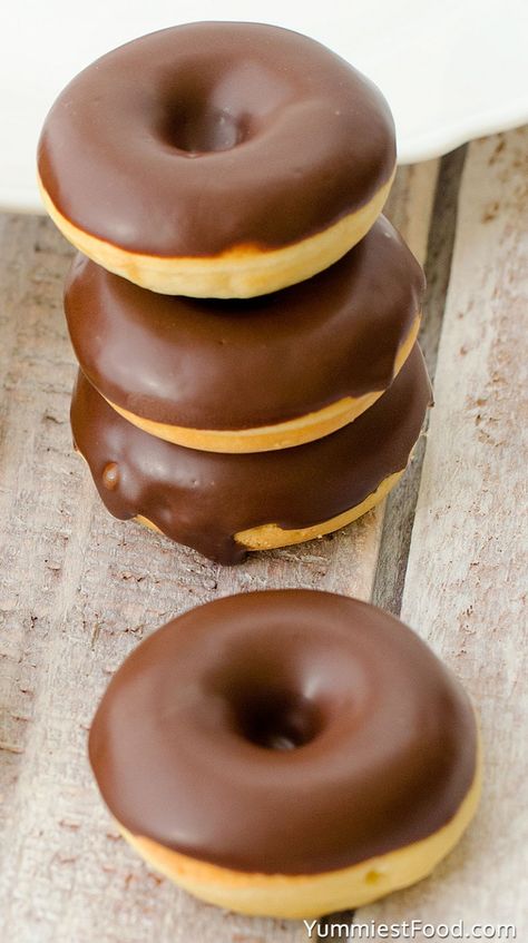 Homemade Donuts Recipe, Homemade Doughnuts, Homemade Donuts, Doughnut Recipe, Delicious Donuts, Chocolate Donuts, Chocolate Topping, Deilig Mat, Cake Donuts