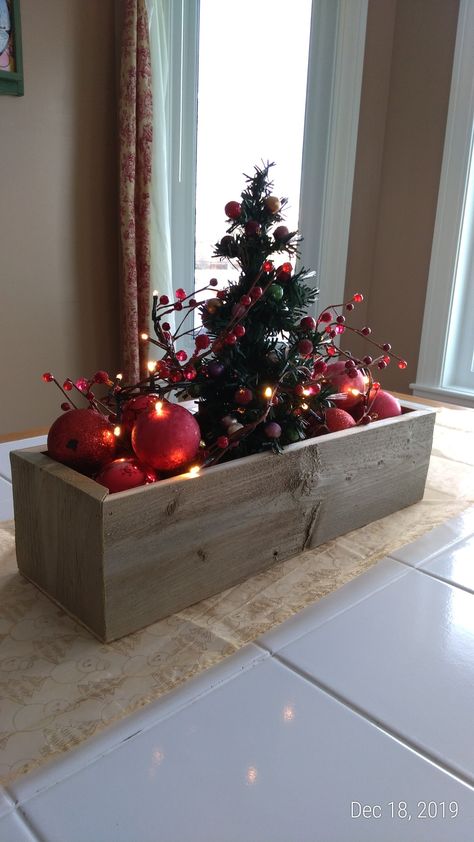 Christmas Wood Box Decor, Christmas Wood Box Centerpiece, Small Wooden Boxes Ideas Decor, Wooden Box Christmas Decor, Wooden Box Centerpiece Christmas, Wood Box Ideas Decor, Simple Christmas Centerpieces Diy, Commercial Christmas Decorations, Wooden Box Centerpiece