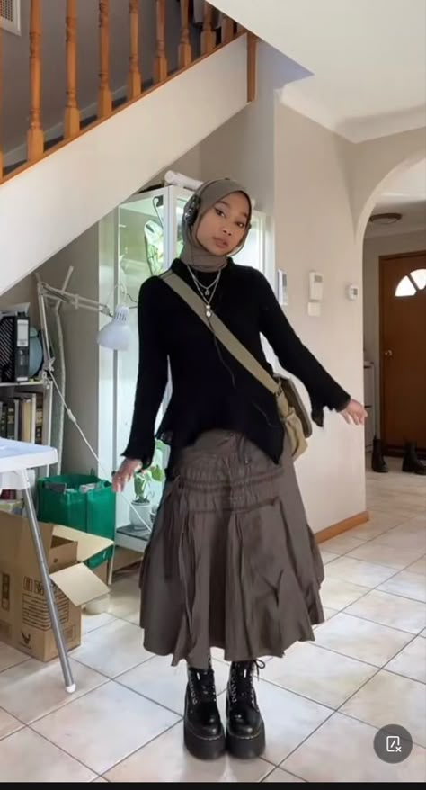 Acubi Hijabi Style, Earthy Hijabi, Alt Hijabi Outfits, Y2k Hijabi Outfits, Acubi Modest Outfits, Acubi Hijab Outfit, Modest Acubi Style, Outfit Y2k Hijab, Hijabi Y2k Outfits