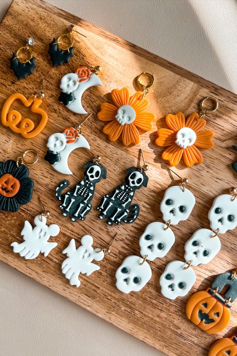 Creative Polymer Clay Ideas, Spider Clay Earrings, Cute Halloween Clay Earrings, Polymer Halloween Ideas, Halloween Clay Earrings Diy, Halloween Polymer Clay Earrings Ideas, Sculpy Earrings Diy, Back To School Polymer Clay Earrings, Polymer Clay Thanksgiving