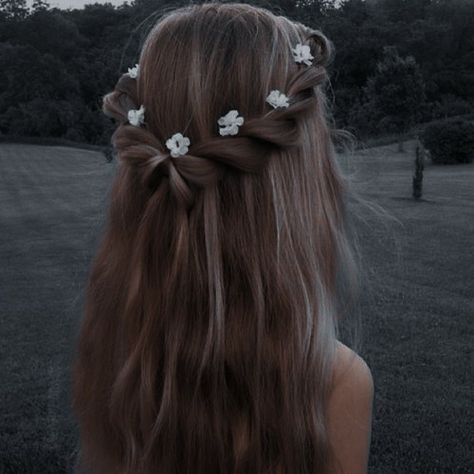 Royal Hairstyles, Flowers In Her Hair, Quince Hairstyles, Peinados Fáciles Para Cabello Corto, Princess Hairstyles, Hairdo For Long Hair, Easy Hairstyles For Long Hair, Dream Hair, Aesthetic Hair