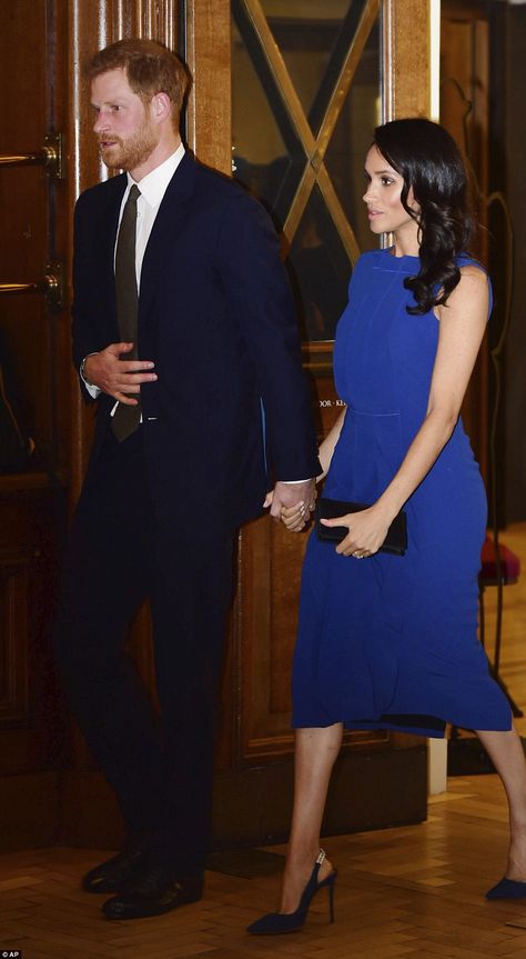 The Duchess of Sussex arrives for the evening concert wearing the elegant blue dress and s... Megan Markle Prince Harry, Harry And Megan Markle, Princ Harry, Meghan Markle Outfits, Concert Wear, Central Hall, Prins Harry, Princess Meghan, Prince Harry And Megan