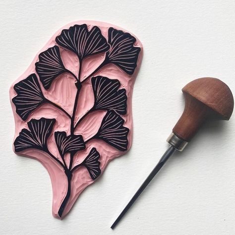 𝚍𝚊𝚗𝚒𝚎𝚕𝚕𝚎 𝚕𝚎𝚎 𝙰𝚁𝚃 on Instagram: “Ginkgo 🤩 what block should I carve next?! • • • • • • • #get_imprinted #linoleumprint #printmaking #linoprint #handcarvedstamps #printpower…” Ginkgo Art, Block Printing Designs, Hedgehog Print, Linoleum Print, Linoleum Block Printing, Lino Art, Linocut Art, Handmade Stamps, Ginkgo Leaf