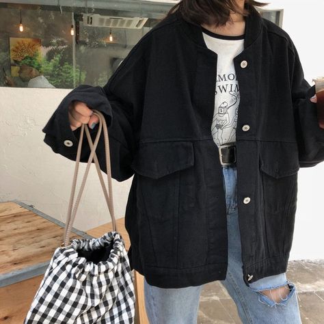 Outfit Ideas With Black Jacket, Oversized Jackets For Women, Black Jean Jacket Aesthetic, Styling Oversized Jacket, Black Jacket Jeans Outfit, Jean Jacket Outfits Korean, Outfits With Oversized Jackets, Oversized Black Jacket Outfit, Black Oversized Jacket Outfit