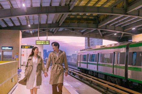 Seoul Vacation, Prewed Photoshoot, Prewedding Pose, Pre Wedding Photoshoot Theme, Japan Photoshoot, Street Couple, Pose Prewedding, Prenup Ideas, Japan Wedding