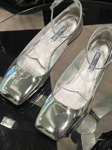 Silver Flats Outfit, Silver Shoes Outfit, Metallic Shoes Outfit, Best Loafers, Emili Sindlev, Ballet Flats Outfit, Silver Ballet Flats, Metallic Ballet Flats, Trending Flats