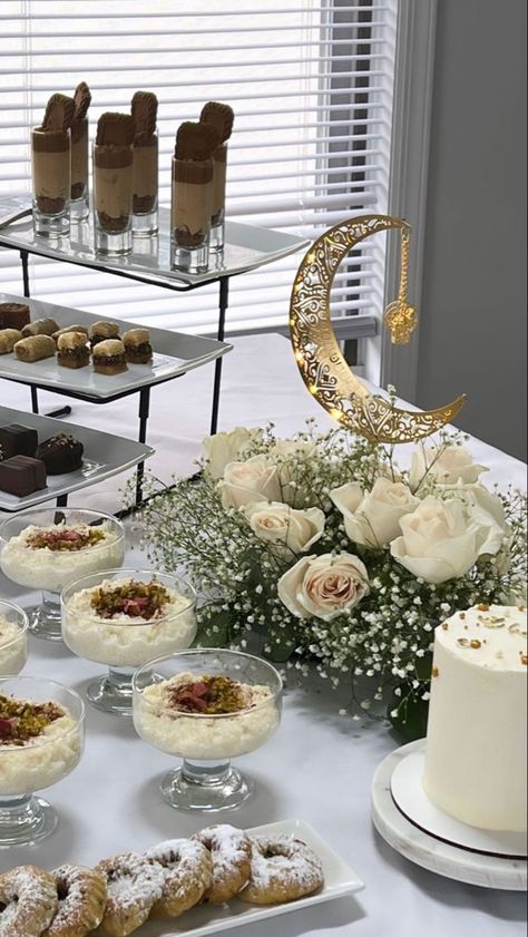 Ramadan Table Setting, Eid Breakfast, Ramadan Table Decor, Eid Ul Fitr Decorations, Ramadan Sweets, Eid Sweets, Plats Ramadan, Eid Cake, Eid Mubarak Decoration