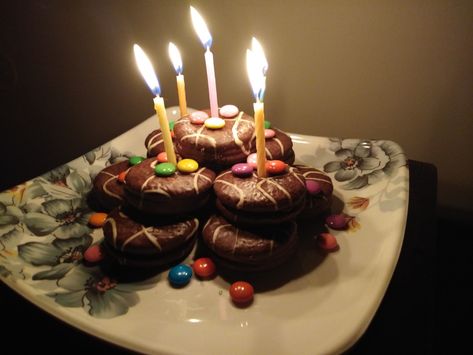 choco pie Choco Pie Aesthetic, Choco Pie Cake, Design Kue, Pie Birthday Cake, Pie Birthday, Birthday Cake Alternatives, Pizza Party Birthday, Cake Alternatives, Choco Pie