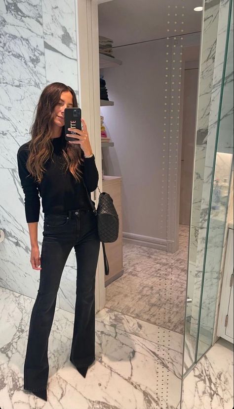 Black Flare Jeans Outfit, Flare Jeans Outfit Winter, Black Bell Bottoms, Flare Jean Outfit, Flare Jeans Outfit, Style Parisienne, Looks Jeans, Jeans Outfit Winter, Corporate Attire