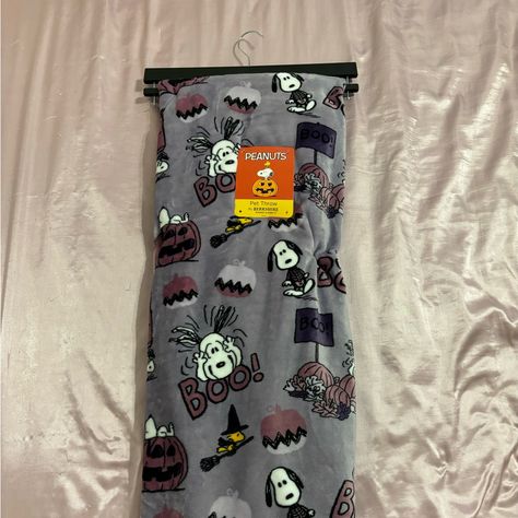 Brand New With Tags Open To Offers Bundle To Save! Snoopy Blankets, Valentines Throw Blanket, Snoopy Things, Bedding Purple, Thanksgiving Snoopy, Halloween Throw Blanket, Snoopy Blanket, Butterfly Photography, Peanuts Halloween