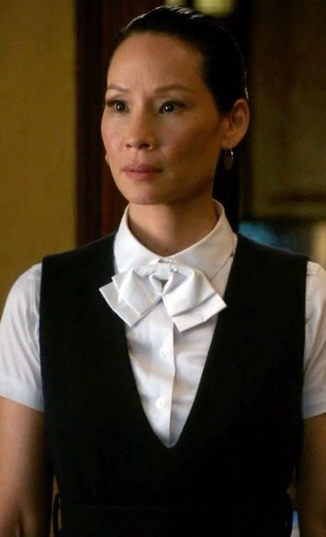 Lucy Liu as Joan Watson in Elementary (2012) Elementary Outfits, Joan Watson Outfits, Sherlock Holmes Aesthetic, Watson Elementary, Holmes Aesthetic, Button Up Outfit, Elementary Sherlock, Lucy Lui, Joan Watson