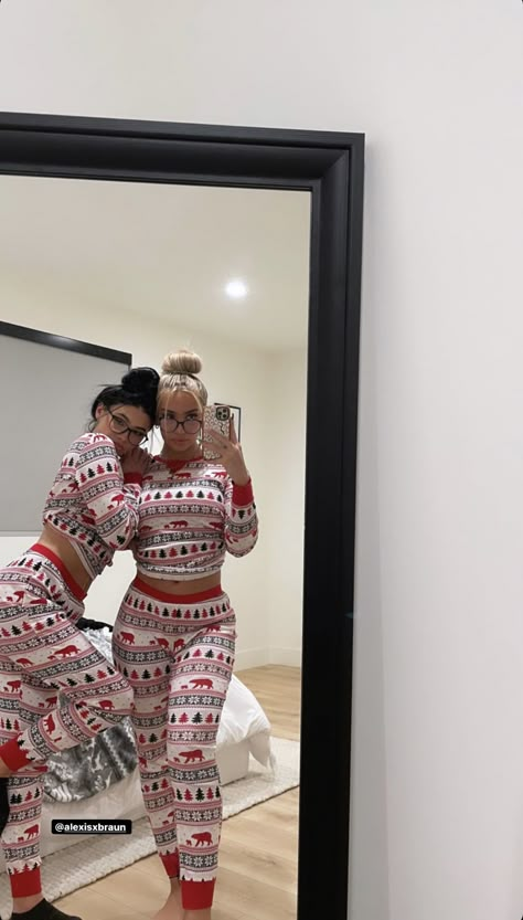 Christmas Matching Pajamas Friends, Matching Pajamas Friends, Bsf Ideas, Pajama Ideas, Bestie Forever, Christmas Couple Pictures, Bff Matching Outfits, Bsf Pics, Bsf Goals