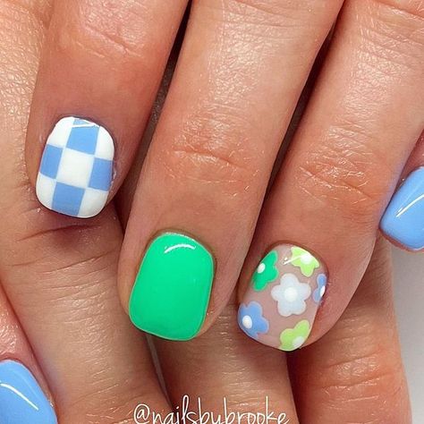 Checkered Short Nails, Fun Summer Dip Nails, Summer Easy Nails, May Nails Ideas 2024, Blue Checkered Nails, Short Colorful Nails, Summer Design Nails, Cute Summer Nails Square, Checkered Nails