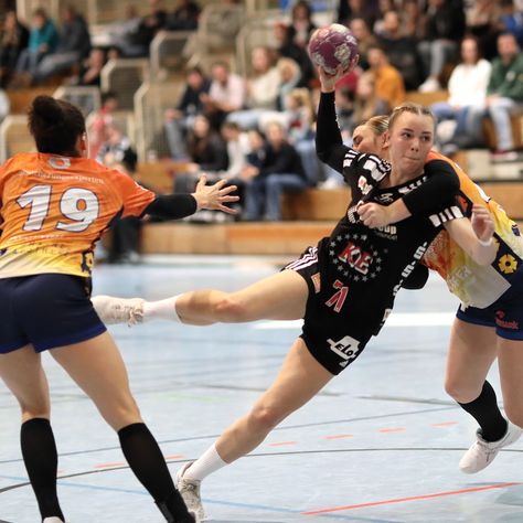 #Handball: Die Frauen des #HCErlangen haben es heute sehr spannend gemacht. Am Ende schicken sie aber die Damen des Zweiligaabsteigers HCD Gröbenzell mit 36:35 (15:14) auf die Heimreise. Beste #HCE-Werferin war Hannah Lorz Nr. 77 mit neun Toren🍀GLÜCKWUNSCH🍀#KDE #JockiFoto #wedemgirlz #Erlangen #KHHH #HJKrieg @hceu19 @hce.wb @sportsteamhce @HCE_wa @der8temann @hce.ab @hce_wc @hcerlangen_ev #3liga @hcerlangenev_damen @hce_mb @hcerlangen @erlangen.de @hce_wa @hcdgroebenzell #HCD #ErlangenkannHa... Vision Board, Quick Saves, Handball, Erlangen