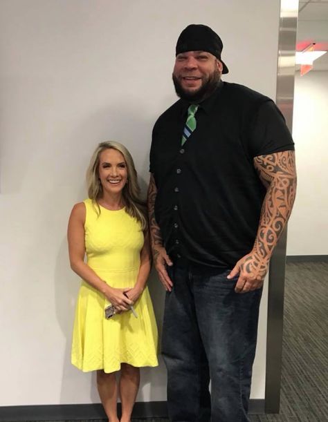 Proof size matters. Dana Perino (105 lbs - 5'2") and Tyrus (375 lbs - 6'7"). Korie Robertson, Dana Perino, Clint Walker, Wise Guys, Cute Dress Outfits, Size Matters, Celebrity Portraits, Really Funny Memes, Make Me Smile