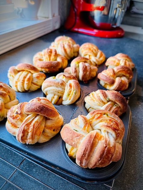 Jalapeño Cheddar Knots – Old House on the Prairie Honey Butter Jalapeño Cheddar Rolls, Jalapeño Cheddar Rolls, Cheddar Jalapeno Sourdough Bread, Jalapeño Cheddar Sourdough, Sourdough Jalapeno Cheddar Bread, Sourdough Cheddar Jalepeno, Pretty Dinner, Monday Recipes, Jalapeno Cheddar