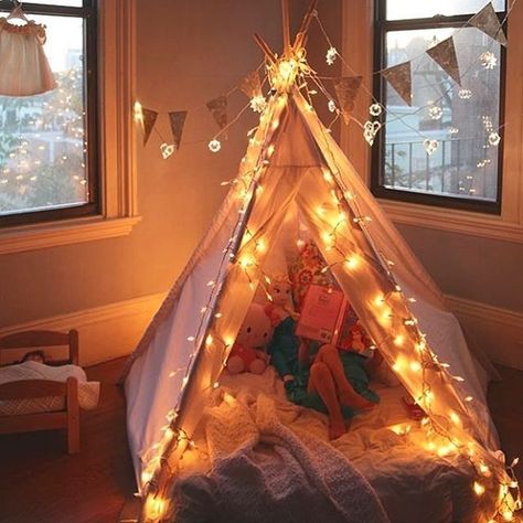 Bunting, fairy lights and an indoor Tee Pee. SAY NO MORE. Kids Nook, Sleepover Room, Starry String Lights, Light Ideas, Teepee Kids, Teepee Tent, Girl Bedroom Decor, Reading Corner, Crib Mattress