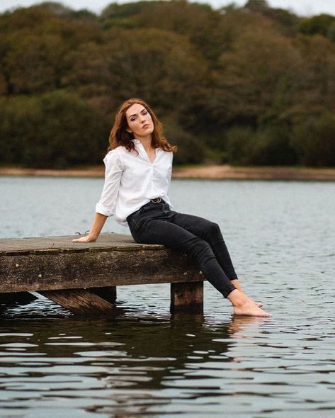 Lake Poses, Autumn Outdoors, Lake Portrait, Autumn Portrait, Moody Autumn, Outdoors Fashion, Girls Fishing, Lake Photoshoot, Lake Dock