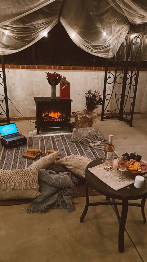 Fireplace Date Night, Outdoor Date Night, Picnic Aesthetics, Outdoor Date, 2 Year Anniversary, Dinner Decoration, Year Anniversary, Date Night, Skiing