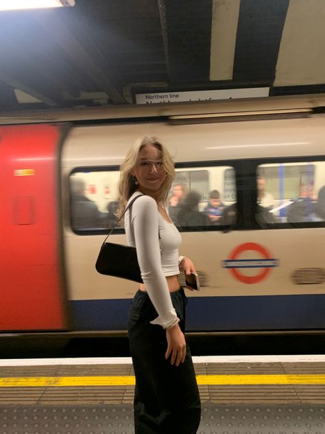 parachute pants baguette bag tube station Subway Outfit, Baguette Bag Outfit, Underground Subway, Mini Outfit, Tube Station, Bag Outfit, Baguette Bag, Casual Style Outfits, Style Outfits