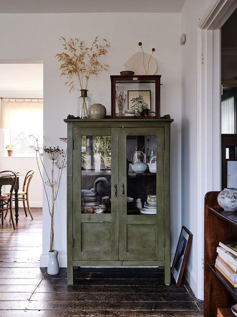 Rustic Green Kitchen, China Cabinet Makeovers, Farmhouse Fall Decor Ideas, Distressing Furniture, Green Cabinet, Vibeke Design, Fall Decor Ideas, Cottage Kitchens, Cabinet Makeover