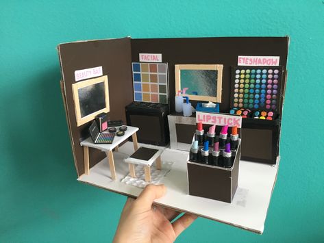 Miniature Salon Project, Mini Salon Ideas, Diy Doll Room, Classroom Floor Plan, Mini Cosmetics, Barbie Store, Barbie Diy Accessories, Cardboard Dollhouse, Pink Scrapbook