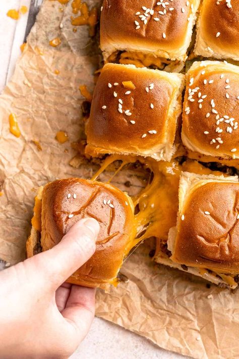 Cheeseburger Sliders - Ahead of Thyme Cheeseburger Sliders Hawaiian Rolls Oven Baked, Oven Burger Sliders, Slider Cheeseburger, Kings Hawaiian Sliders, Oven Sliders Cheeseburger, Hawian Roll Cheeseburger Sliders, Hawaiian Sliders, Cheeseburger Sliders, Kings Hawaiian