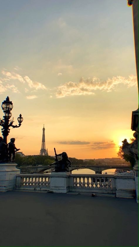 Evening Aesthetic, Paris Sunset, Plan Paris, French Summer, Spring Breakers, Disney Dining Plan, Park Photography, Disney World Planning, Disney World Tips And Tricks