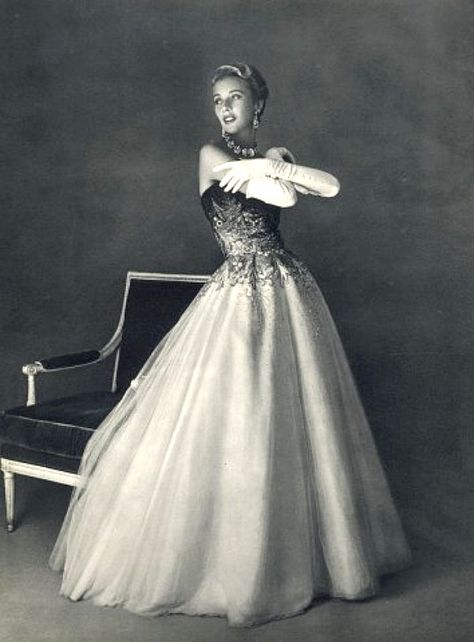 Evening gown by Jean Patou, 1953 French Vintage Fashion, Glamour Vintage, Jean Patou, Fashion 1950s, French Fashion Designers, Retro Mode, Vintage Gowns, Vintage Couture, Old Fashion